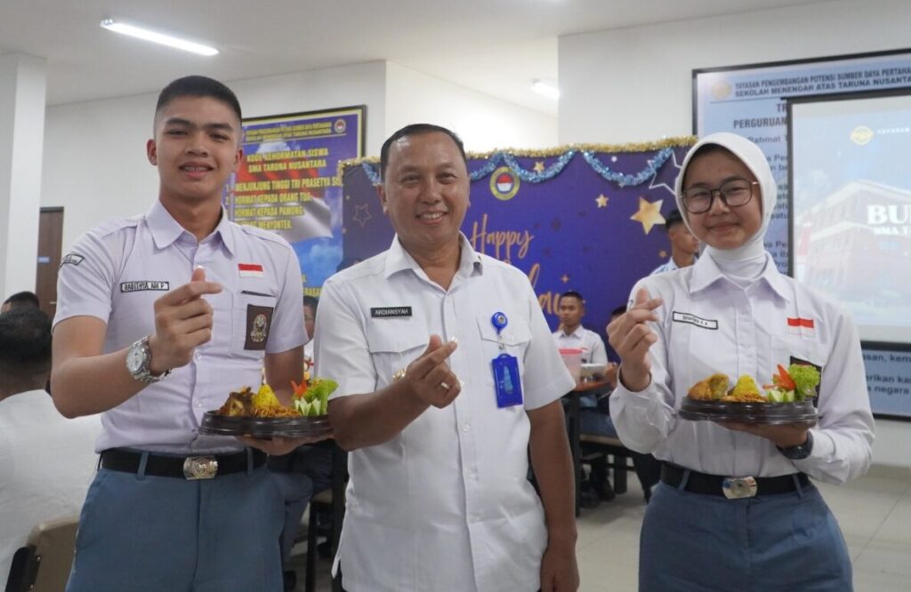 Gema Nada dan Doa Syukur, Kehangatan Perayaan Ulang Tahun Siswa & Pamong Edisi Oktober di SMA TN Cimahi